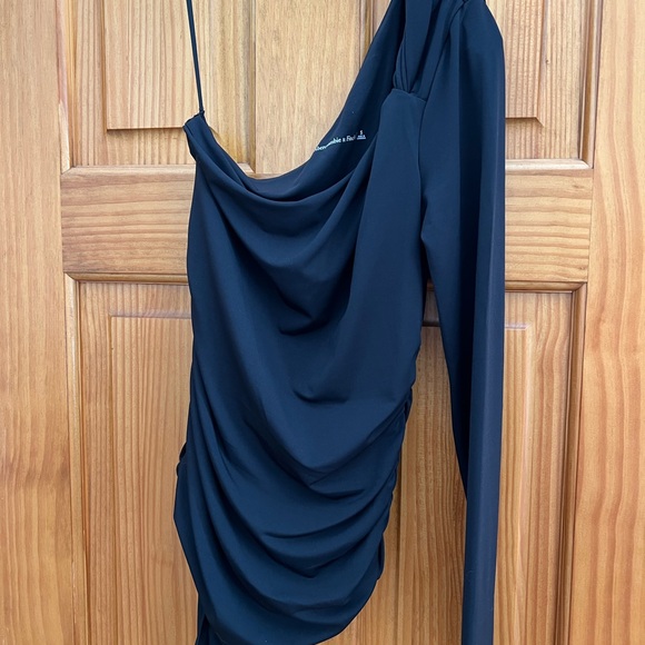 Abercrombie long-Sleeve One-Shoulder Twist Ruched Bodysuit - Picture 2 of 4